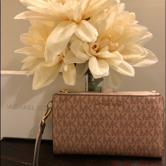 Michael Kors Handbags - Michael Kors Double Zipper Wristlet